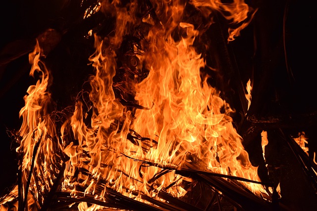 Kleines, legales Lagerfeuer an ausgewiesenem Feuerplatz mit Abstand