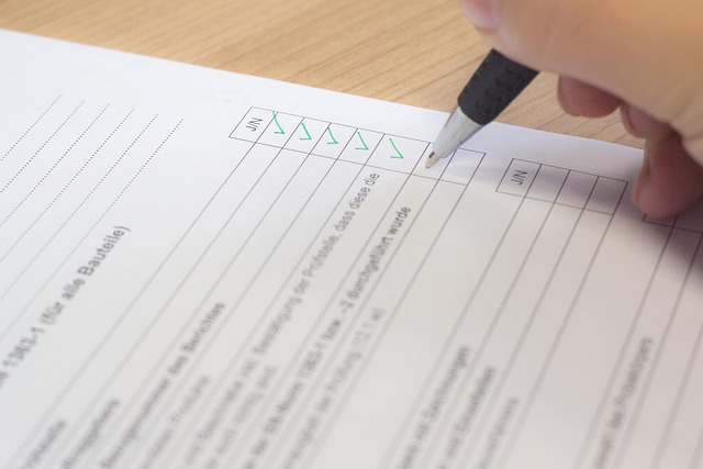 Ausrüstungsliste und Checkliste auf einem Tisch