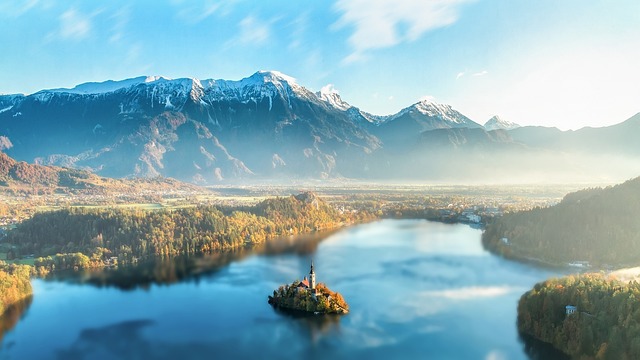 Österreichische Berglandschaft mit Wanderern und Zelt im Camp